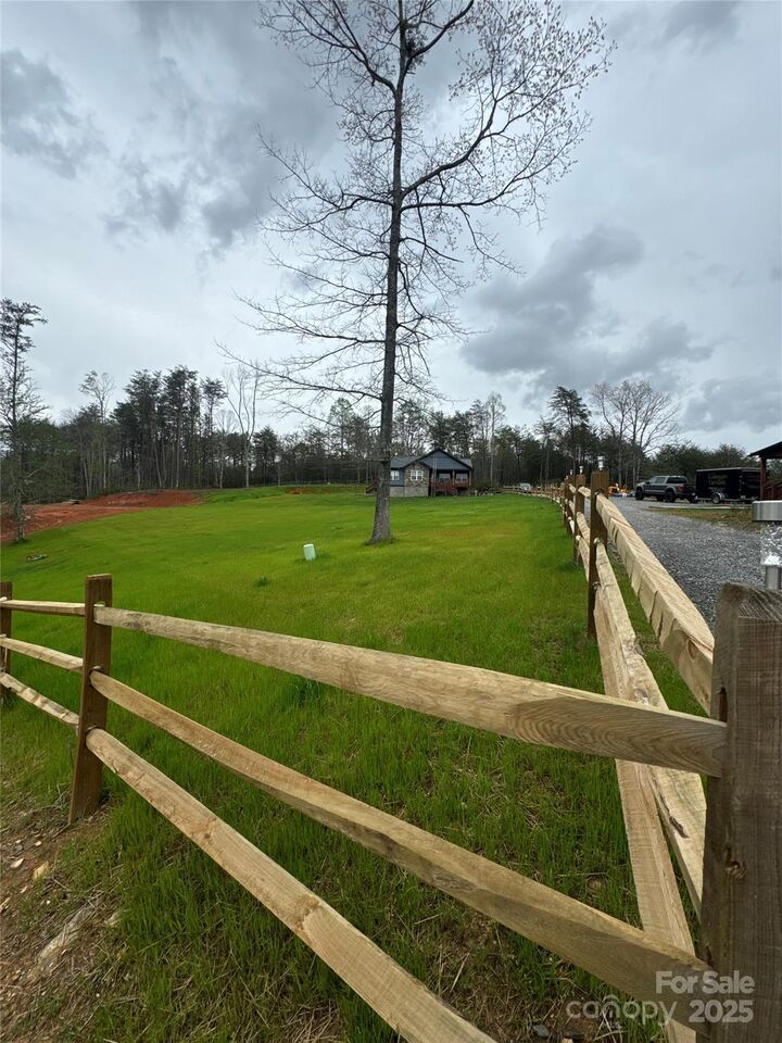 Property Photo: 301 McGinnis Drive NC 28762