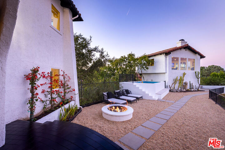 Property Photo: 8300 Grand View Dr CA 90046