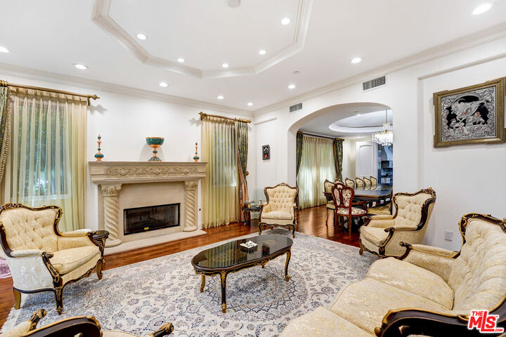 Property Photo:  219 S Willaman Dr  CA 90211 