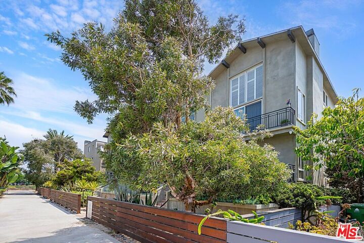 Property Photo:  20 1/2 Northstar St  CA 90292 