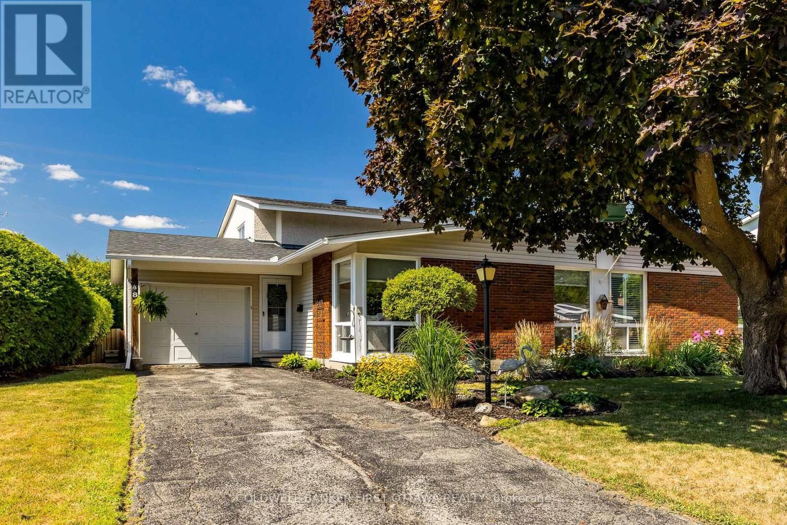 Photo de la propriété:  48 Downsview Crescent  ON K2G 0A5 