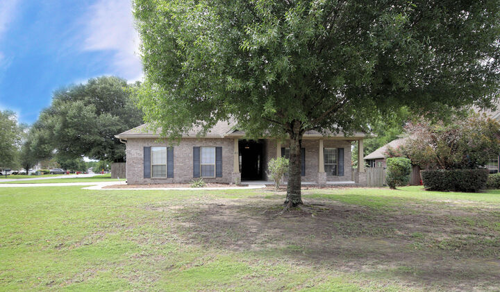 Property Photo: 401 Wych Circle FL 32536