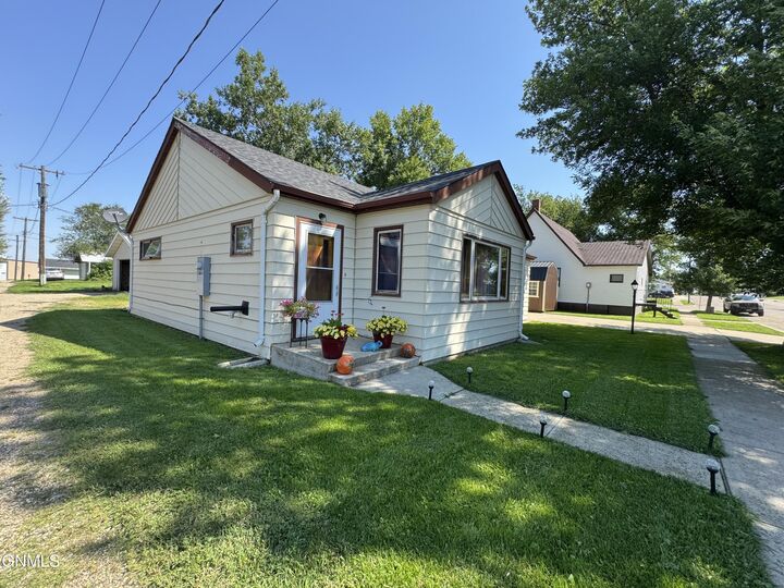Property Photo: 212 C Avenue W ND 58463