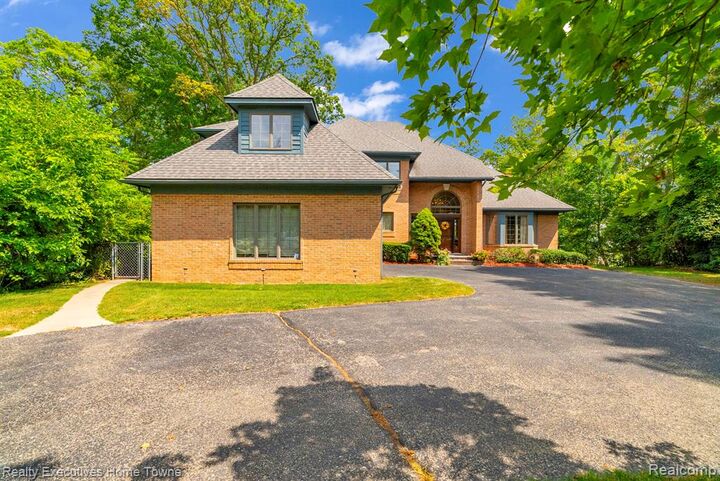 Property Photo:  2620 Strawberry Lane  MI 48060 1725 