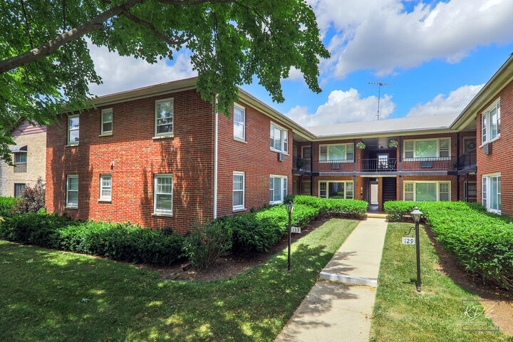 Property Photo:  129-133 E Franklin Avenue 1  IL 60540 