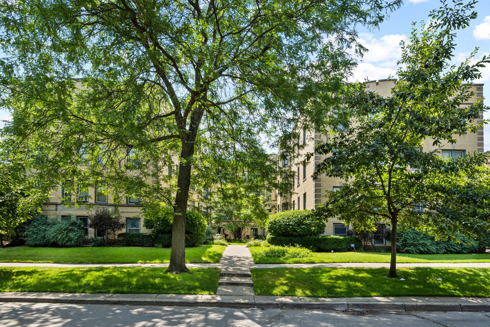 Property Photo:  826 Mulford Street 1W  IL 60202
