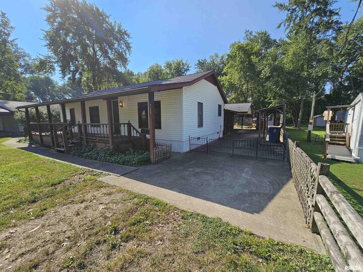 Property Photo:  717 White Avenue  IL 62864 