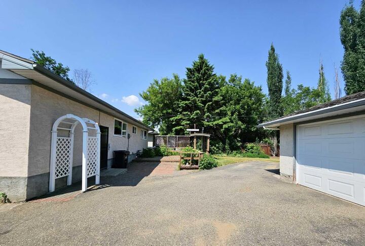 Photo de la propriété:  9618 81 Avenue  AB T8S 1A7 