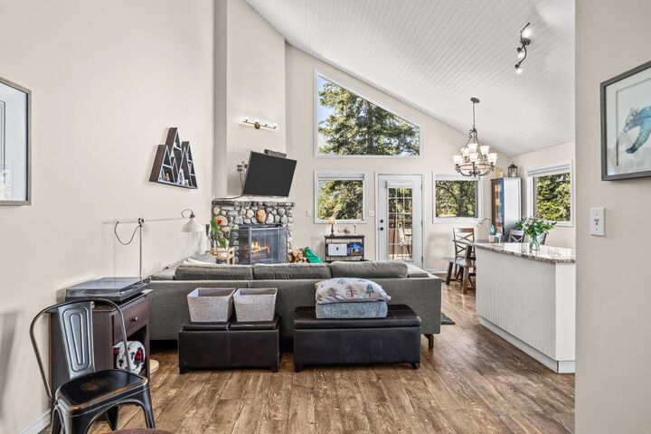Property Photo:  126 Cougar Point Road E  AB T1W 1A1 