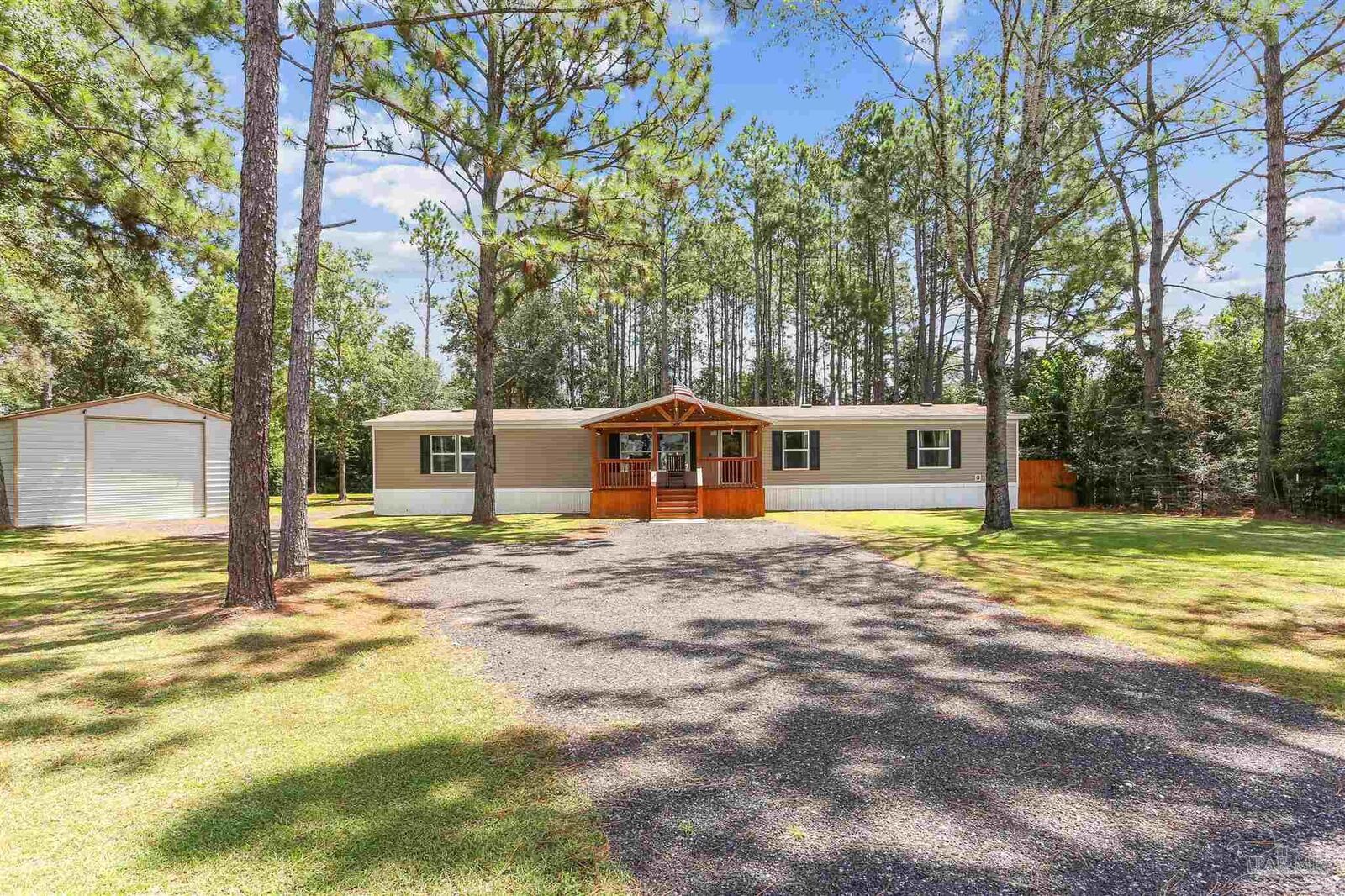 Property Photo: 5310 Bodega Dr FL 32583