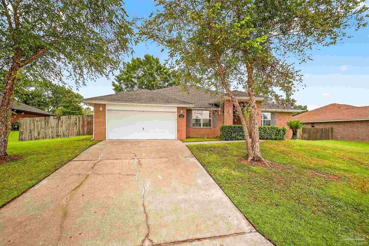 Property Photo: 1590 Twin Pines Cir FL 32533