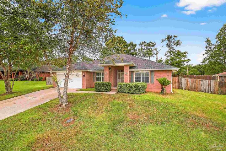 Property Photo:  1590 Twin Pines Cir  FL 32533 