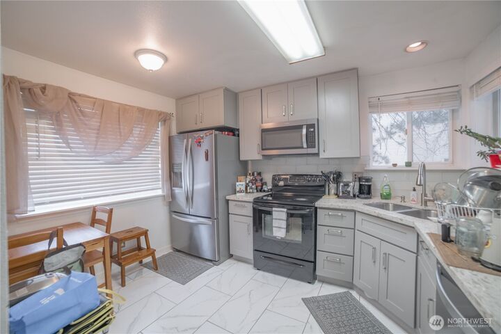 Property Photo: 833 SW Sunset Boulevard 42 WA 98057