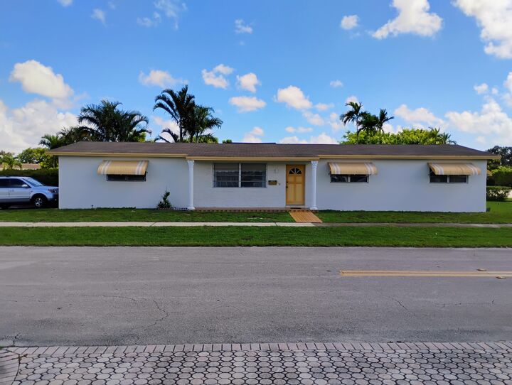 Property Photo:  1500 N 47th Avenue  FL 33021 