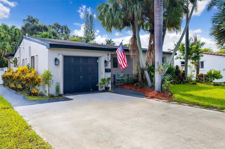 Property Photo:  911 N Park Rd  FL 33021 