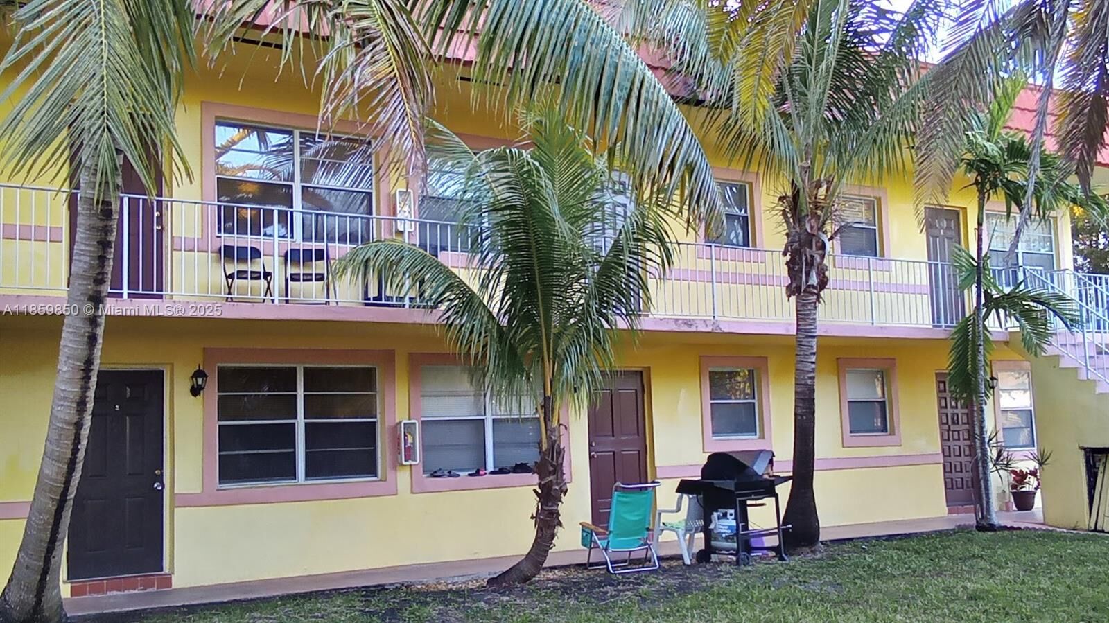 Property Photo:  1826 Cleveland St 8  FL 33020 