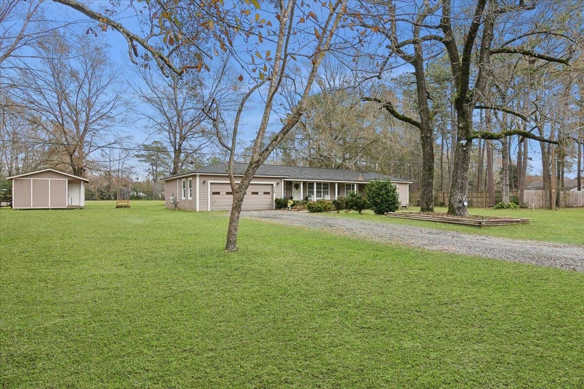 Property Photo: 525 Jordan Dr TX 77657