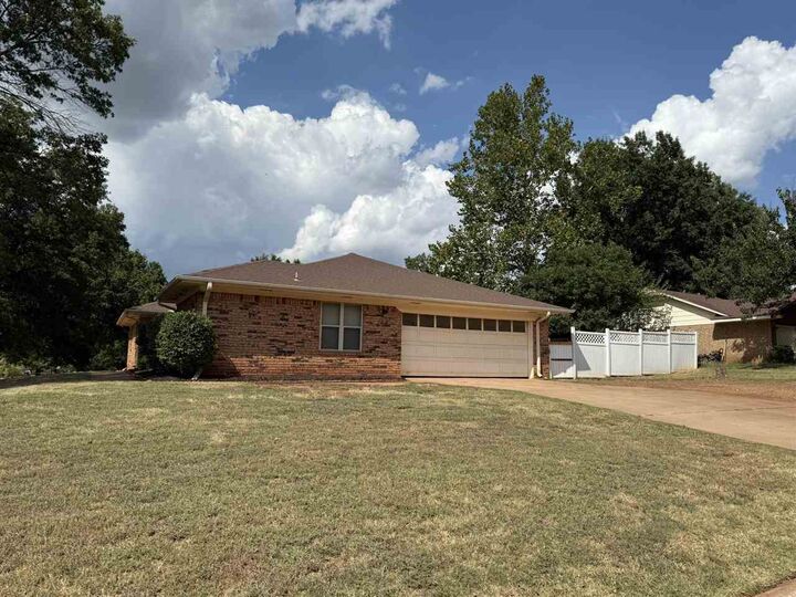 Property Photo: 1623 S Surrey Drive OK 74074