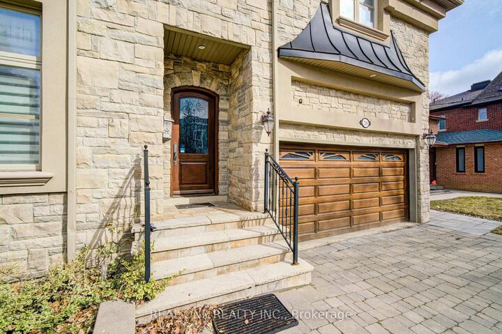 Photo de la propriété: 210 Maplehurst Avenue ON M2N 3C2