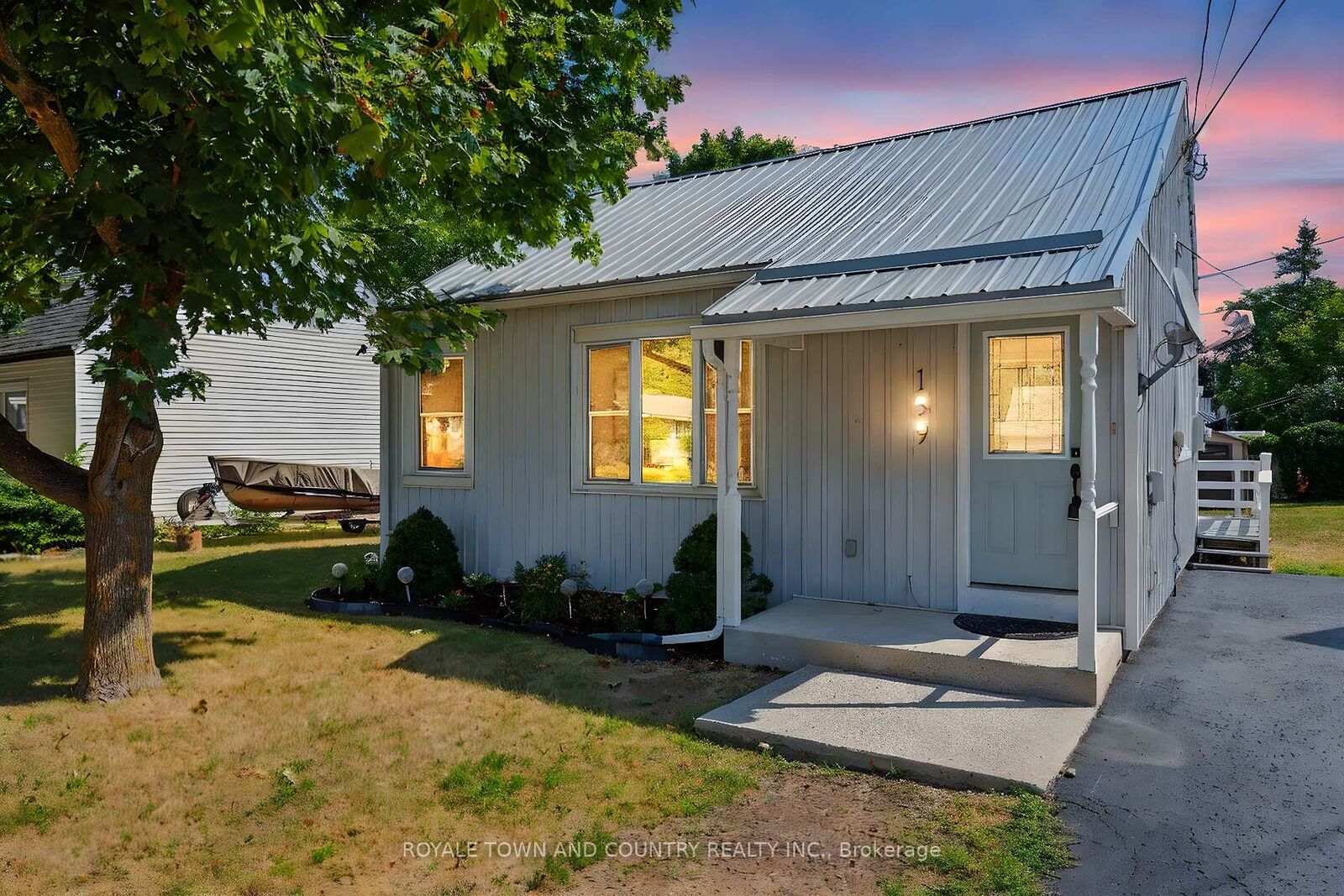 Property Photo:  139 Centre Street  ON K0L 1L0 