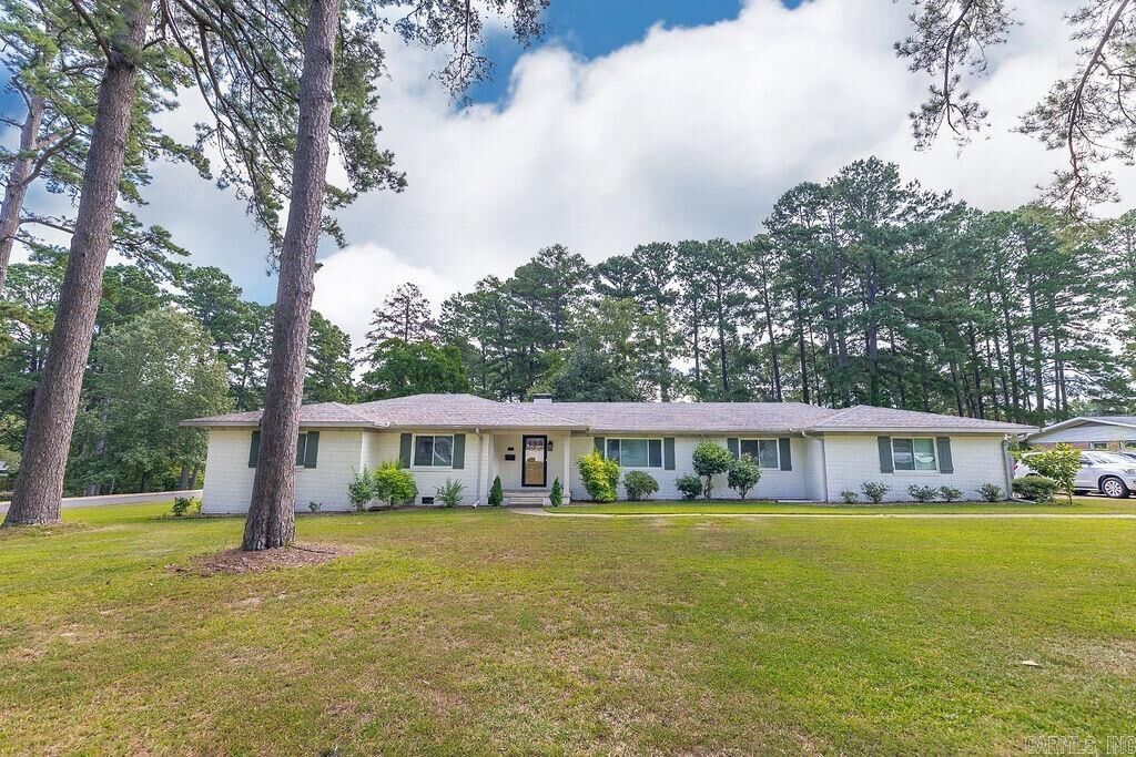 Property Photo: 633 Lakeside Ave AR 71701
