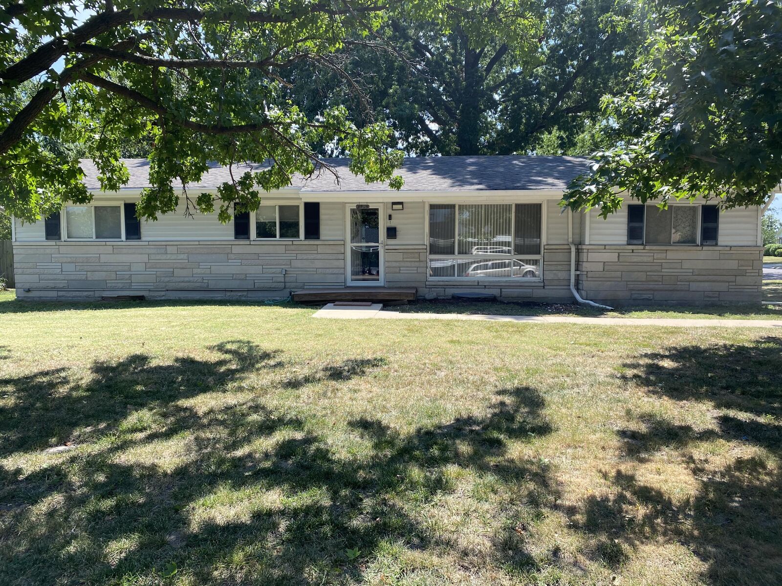 Property Photo: 2708 W Broadway MO 65203