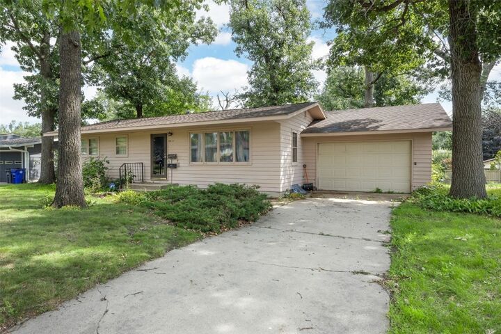Property Photo:  4424 Fairlane Drive NE  IA 52402 