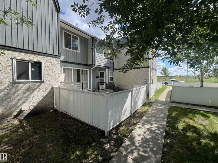 199B Homestead Crescent NW  Edmonton AB T5A 2Y2 photo