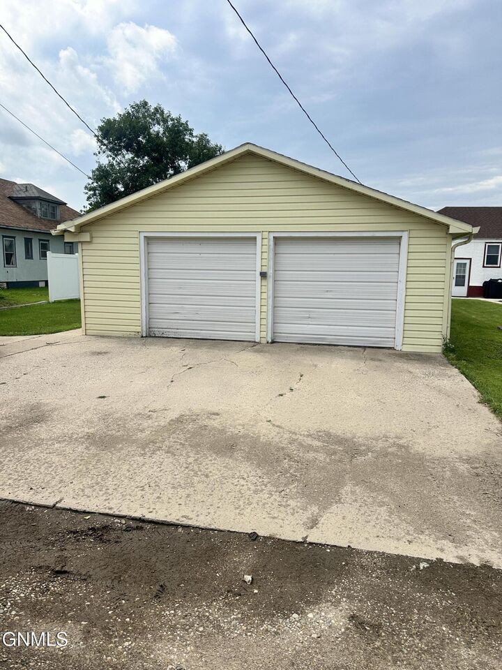 Property Photo: 915 4th Avenue SE ND 58401