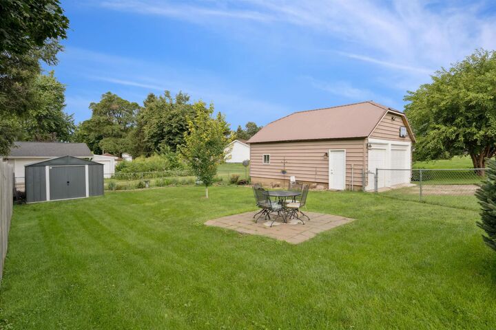 Property Photo:  905 10th Avenue  IA 52349 