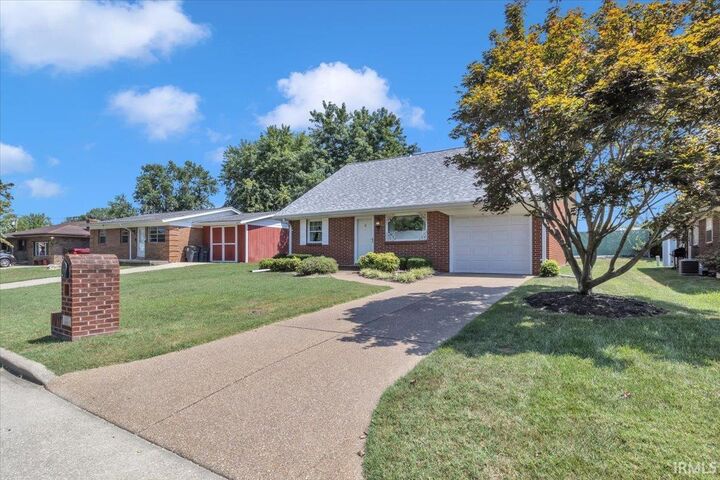 Property Photo:  1005 N Fairlawn E Circle  IN 47711 