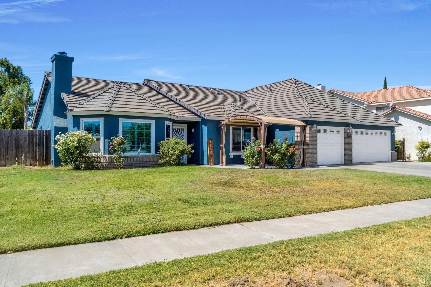 Property Photo: 327 Brentwood Drive CA 93245