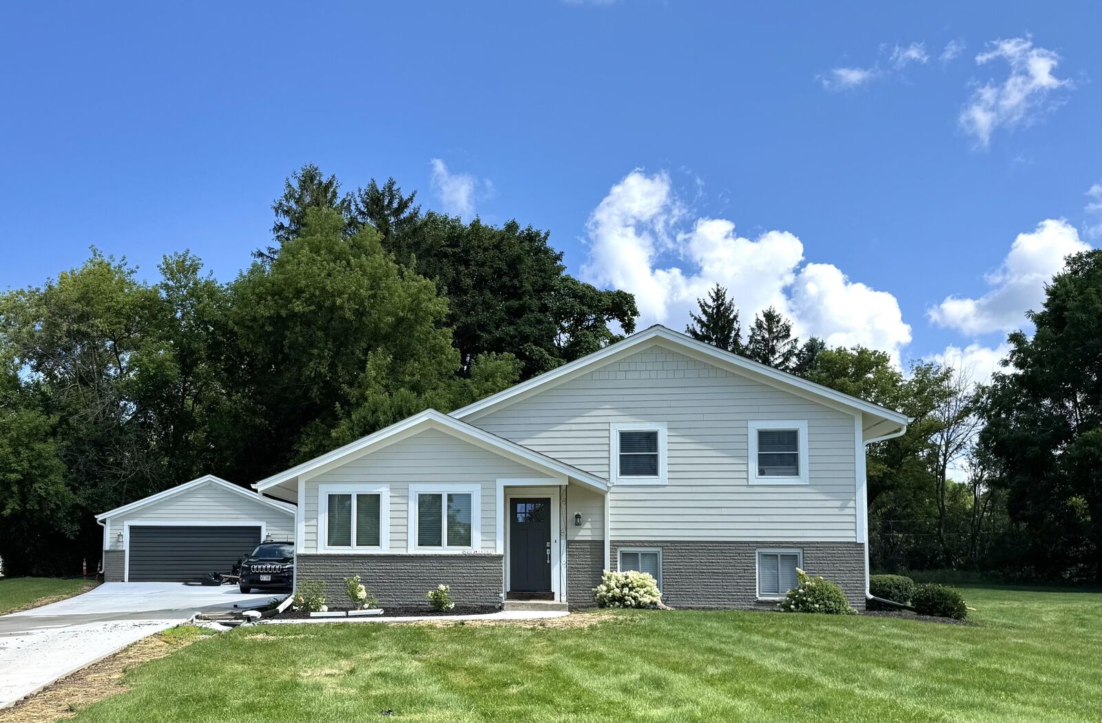 Property Photo: N20w28282 Oakton Rd WI 53072