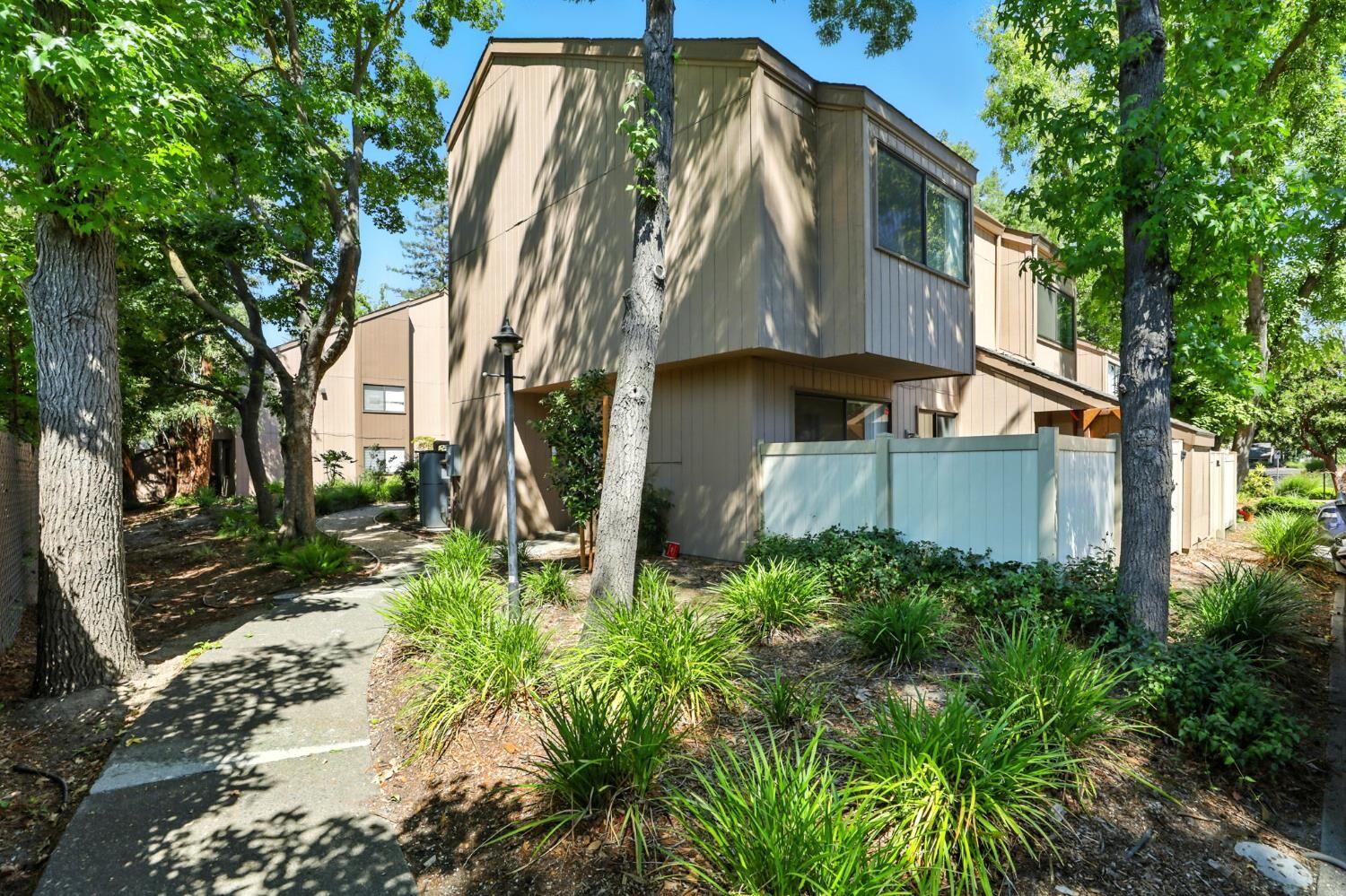 Property Photo:  532 Woodside Oaks 4  CA 95825 