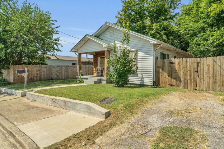 Property Photo:  514 8th Ave E  TN 37172 