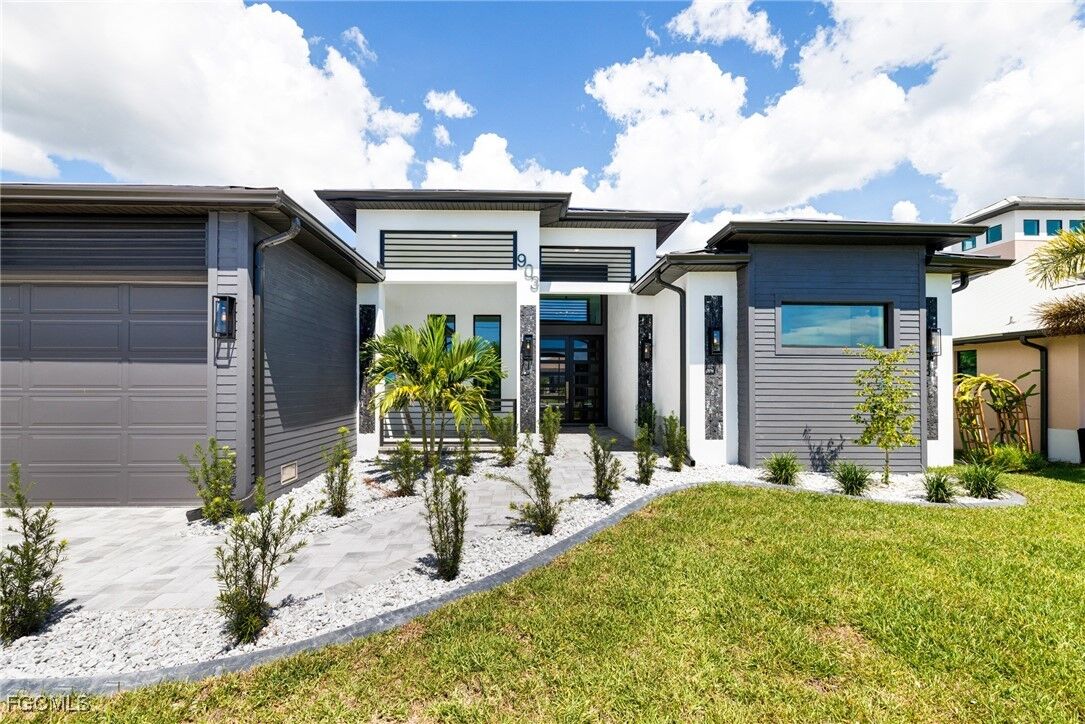 Property Photo: 903 NW 38th Avenue FL 33993