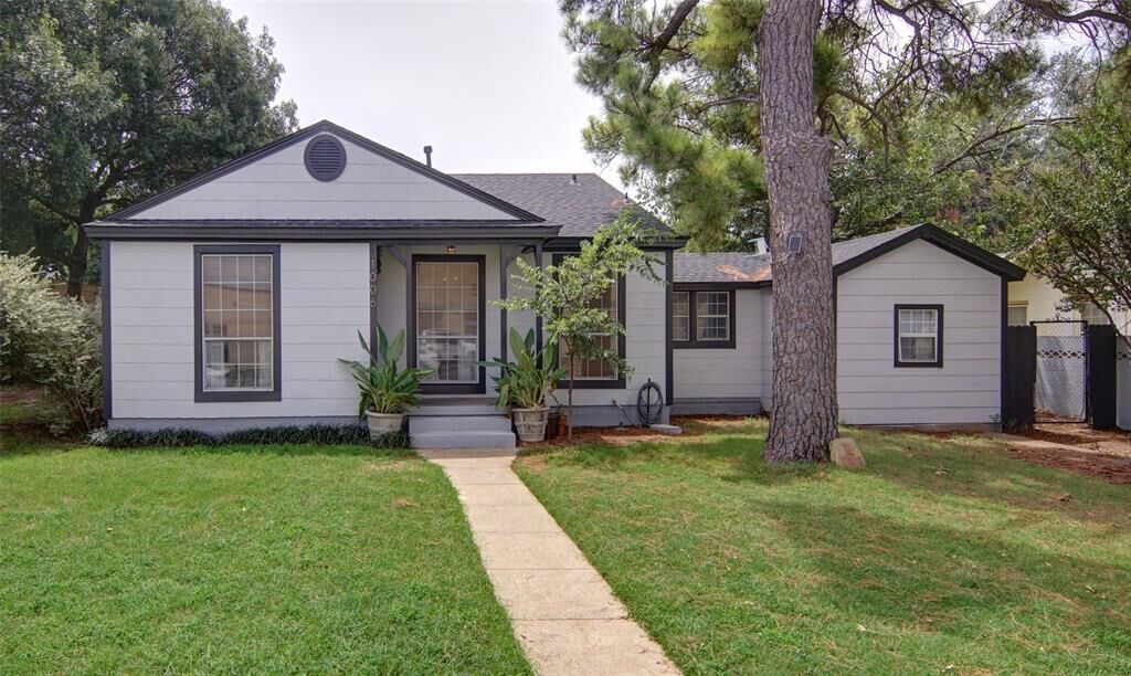 Property Photo: 1006 Calaveras Street TX 76450