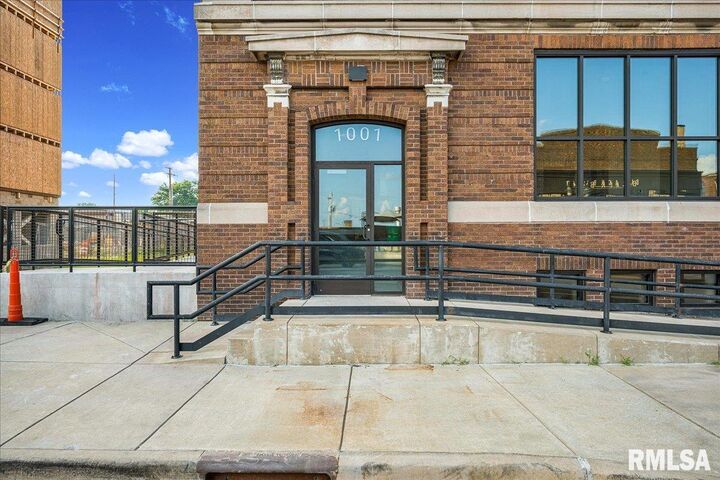 Property Photo:  1001 SW Adams Street 202  IL 61602 