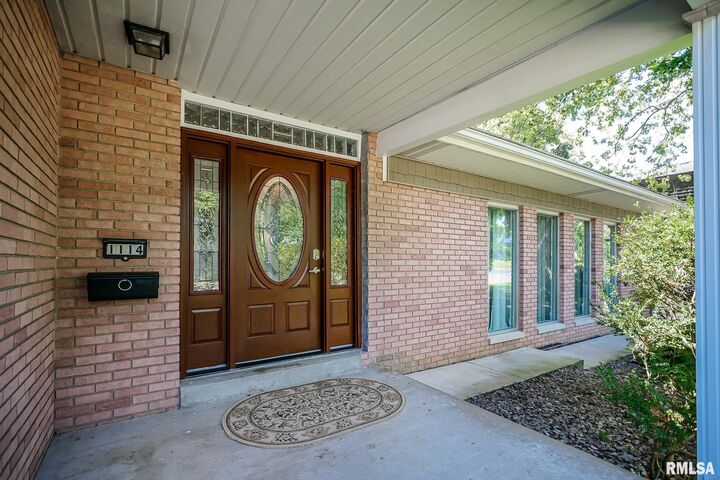 Property Photo:  1114 W Oakglen Drive  IL 61614 