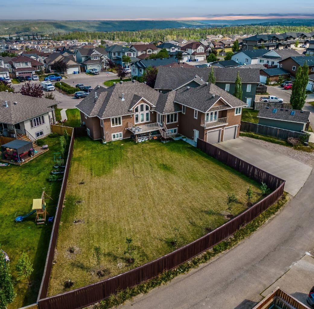 Property Photo:  112 Woodpecker Green  AB T9K 0L3 