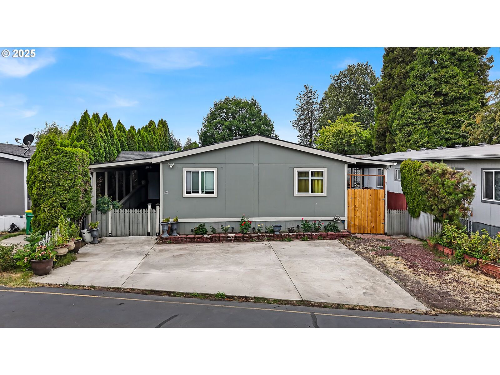 Property Photo: 3831 Pacific Ave D8 OR 97116