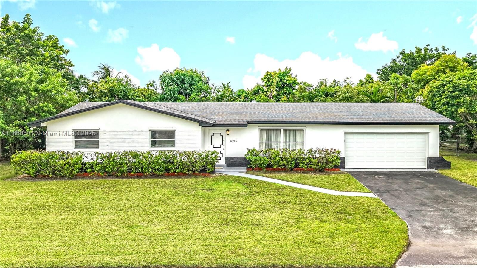 Property Photo:  10980 SW 116th St  FL 33176 