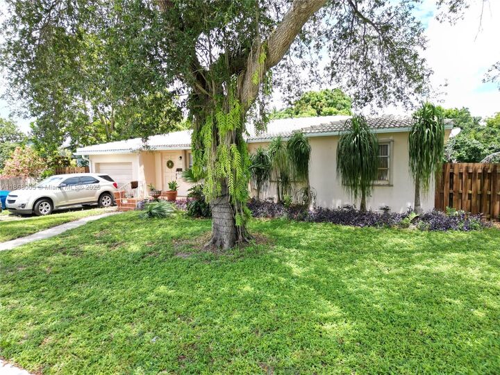 Property Photo:  2527 Fillmore St  FL 33020 