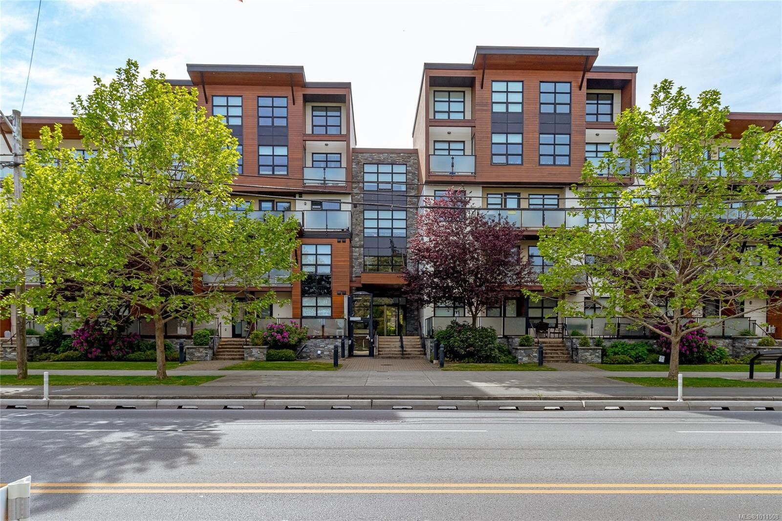 Property Photo: 4000 Shelbourne St 102 BC V8N 3E4