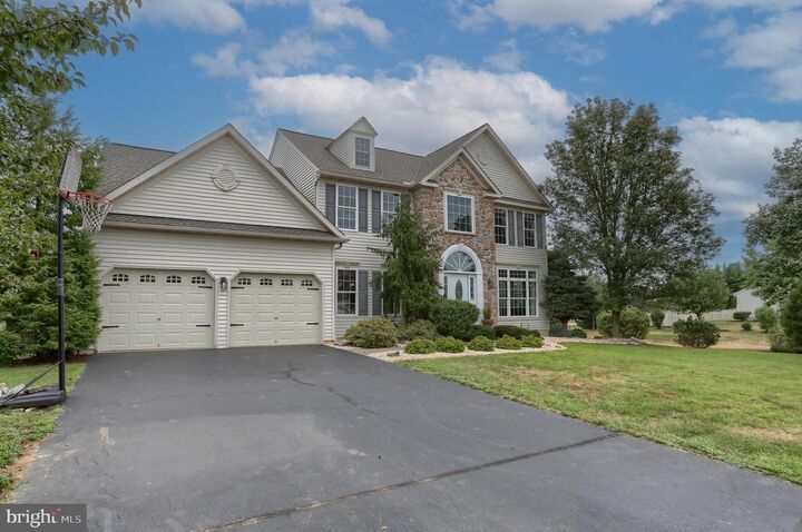 Property Photo:  512 Sweetwater Dr  PA 17078 