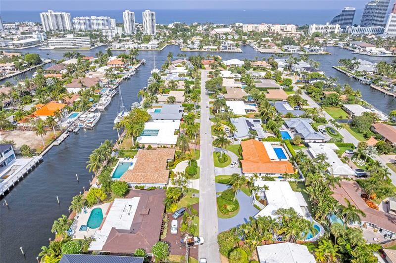 Property Photo:  2840 NE 26th Ct  FL 33306 