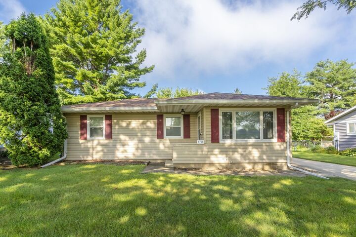 3715 Laurinda Drive  Cedar Falls IA 50613 photo