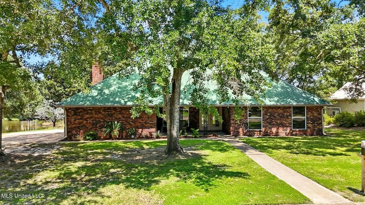 Property Photo: 1526 Oldfield Drive MS 39553