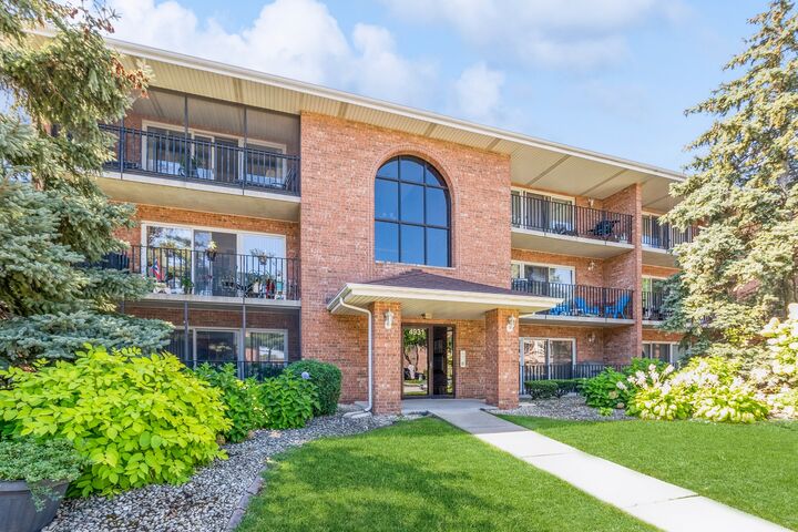 4931 E Circle Drive 103  Crestwood IL 60418 photo