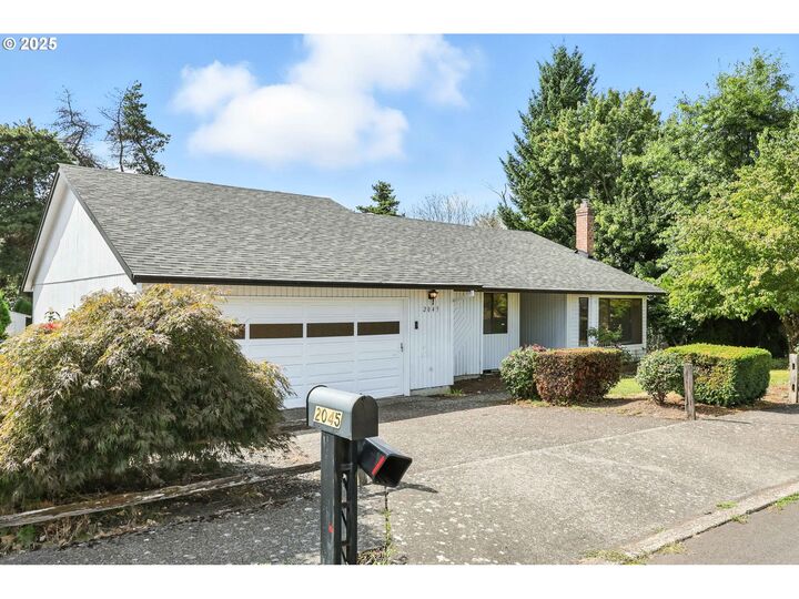 Property Photo:  2045 SE Scott Ave  OR 97080 